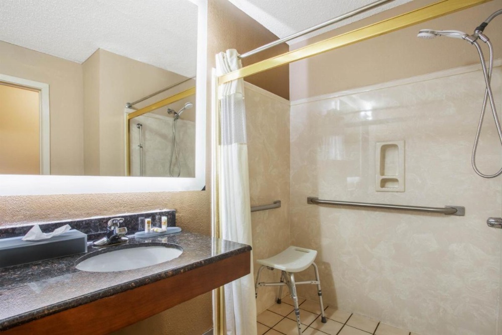 La Quinta Inn & Suites by Wyndham Decatur Main image