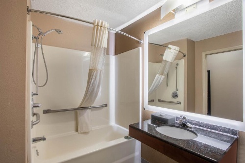 La Quinta Inn & Suites by Wyndham Decatur image 5