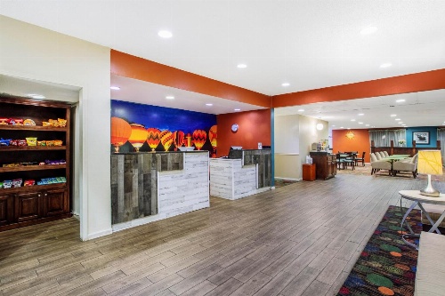 La Quinta Inn & Suites by Wyndham Decatur image 1